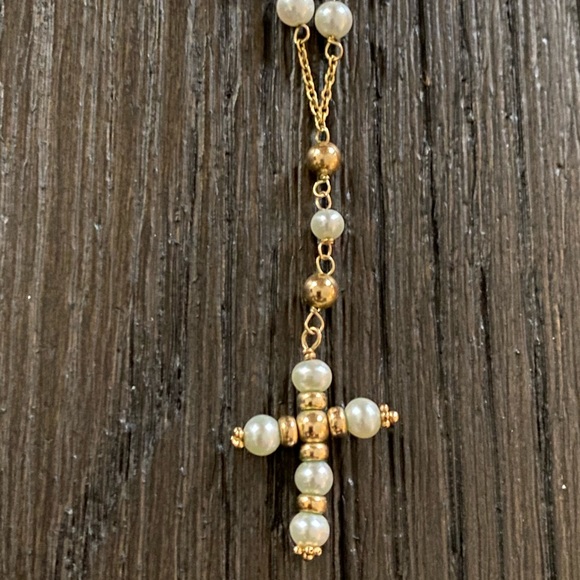 Fresh Pearl Cross Necklace - Picture 3 of 7
